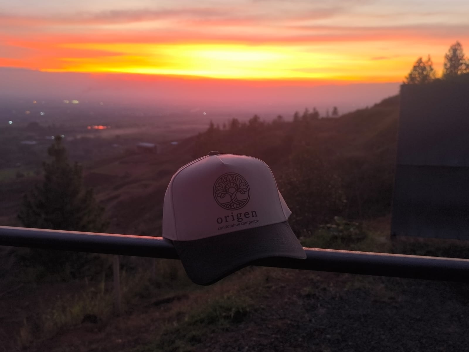 Atardecer en Origen con la gorra del condominio