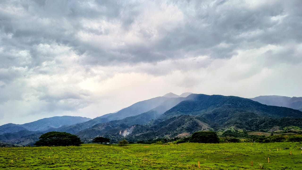 Cordillera y potreros verdes de Santa Elena